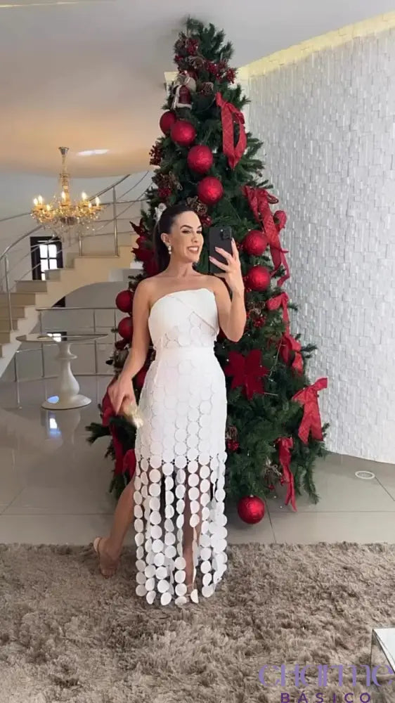 Vestido Bianca – A Elegância Do Branco Com Um Toque De Modernidade!