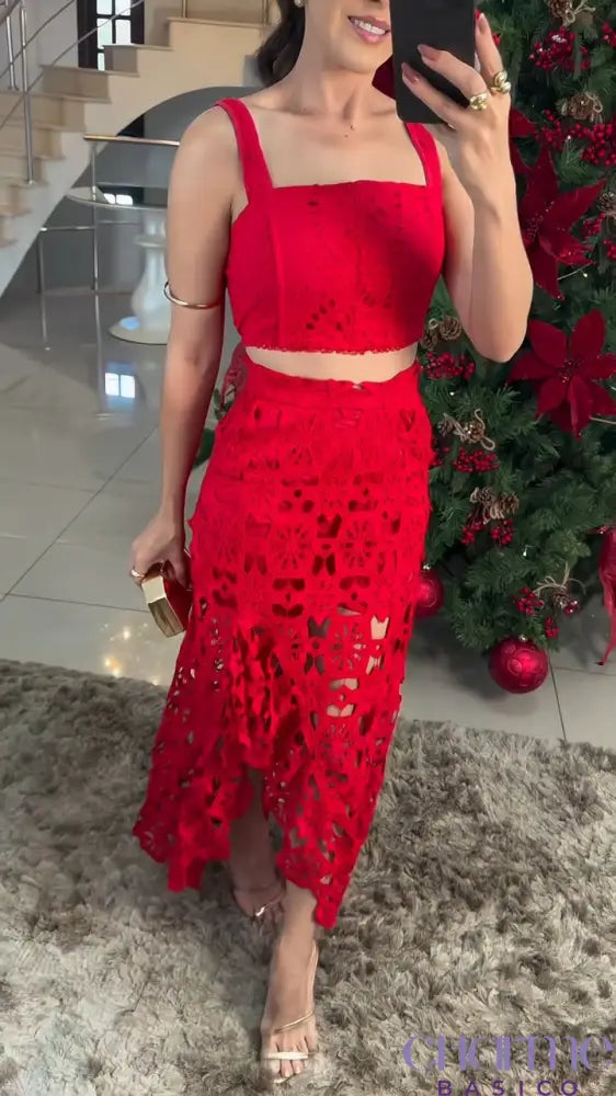 Vestido Carmine – Sofisticação E Impacto Em Cada Detalhe!