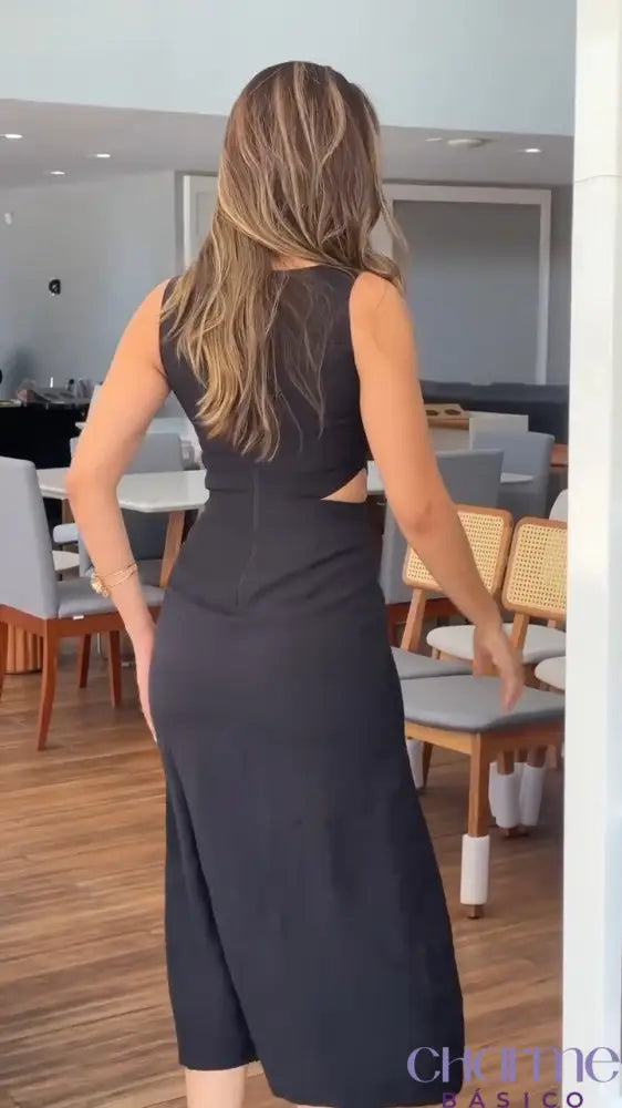 Vestido Noir Elegance – Poder E Sofisticação Em Preto Clássico!